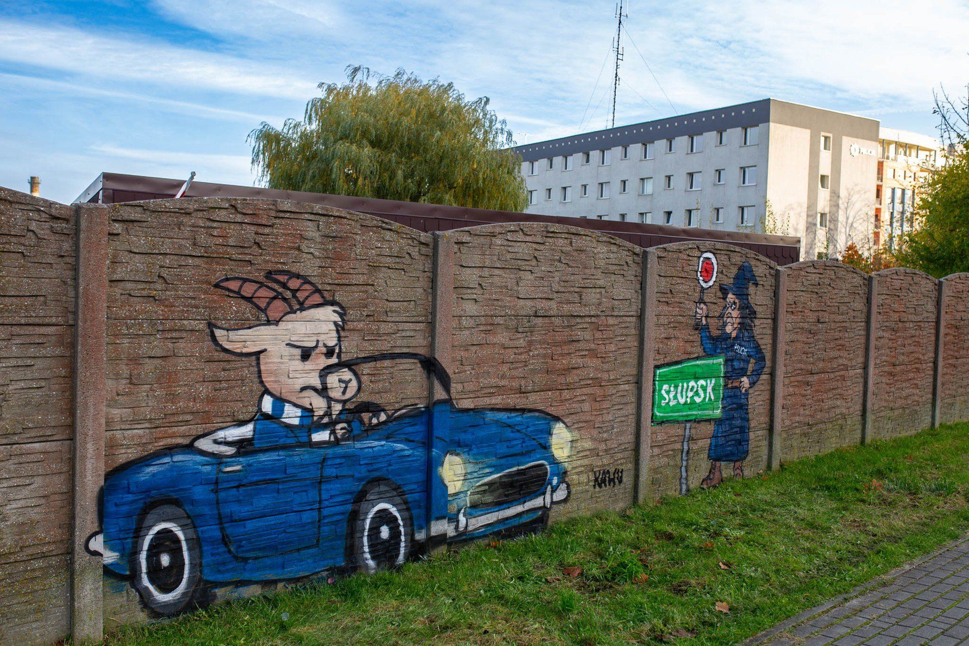 Mural na ogrodzeniu w pobliżu Komendy Miejskiej Policji w Słupsku.