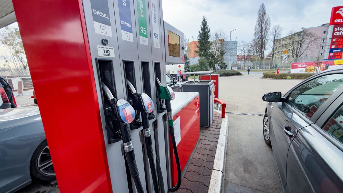 Szczecin, 25.03.2026. Tankowanie paliwa na stacji benzynowej w Szczecinie, 25 bm. Ceny paliw w Polsce utrzymują się na podwyższonym poziomie, odzwierciedlając zarówno sytuację na rynkach światowych, jak i krajowe uwarunkowania podatkowe oraz kurs złotego. (ad) PAP/Marcin Bielecki
