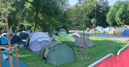 Setki namiotów w Parku Ludowym. Teren jest ogrodzony i niedostępny dla mieszkańców