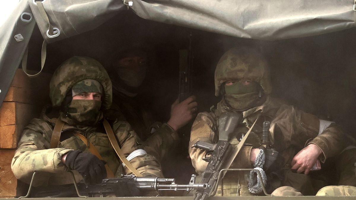 Rosyjscy żołnierze na Krymie. Rodziny żołnierzy często nie wiedzą, że ich bliscy zostali wysłani na wojnę