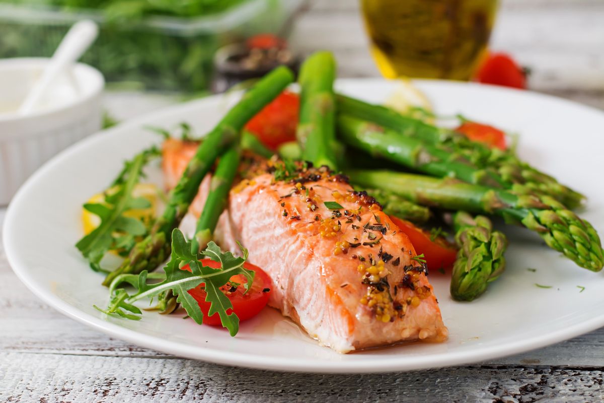 For dinner, it's worth eating fish and vegetables, among other things.