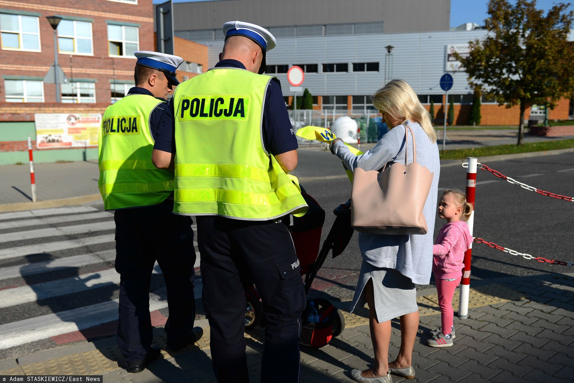 Policyjne dzia?ania prewencyjne Edward
Fot. Adam Staskiewicz / East News. Belchatow 19.09.2018. Policyjny projekt Edward 2018 European Day Without Road Death - Europejski Dzien Bez Ofiar Smiertelnych na Drogach. Policjanci z belchatowskiej drogowki wraz z rzecznikiem prasowym rozdawali kamizelki odblaskowe, oraz inne gadzety zwiekszajace bezpieczenstwo na drogach.
n/z: RADOSLAW LANGIEWSKI, SLAWOMIR ODRZYWOLSKI
Adam Staskiewicz
