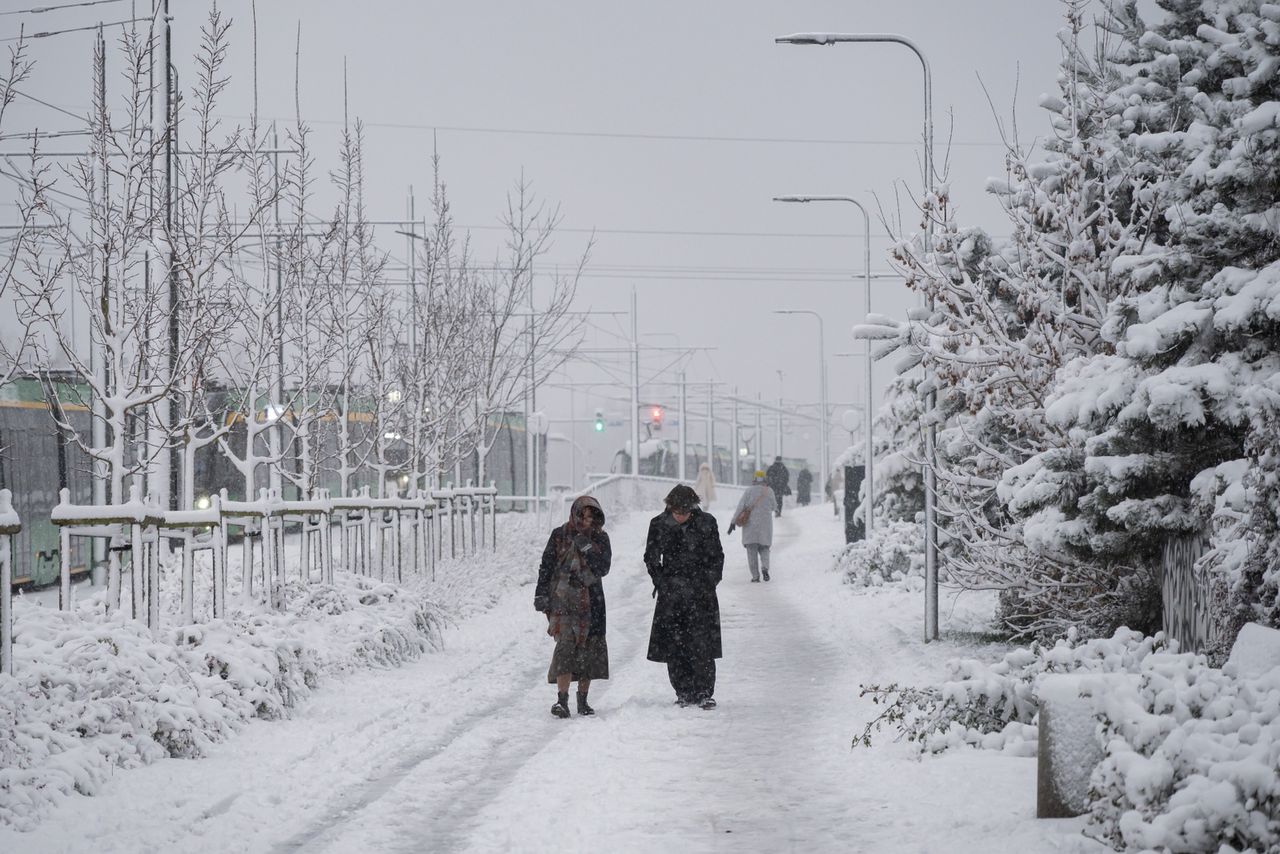 Bez przerwy sypie śnieg. Nie wszędzie dociera komunikacja, karetki mają kłopoty z dojazdem do pacjentów