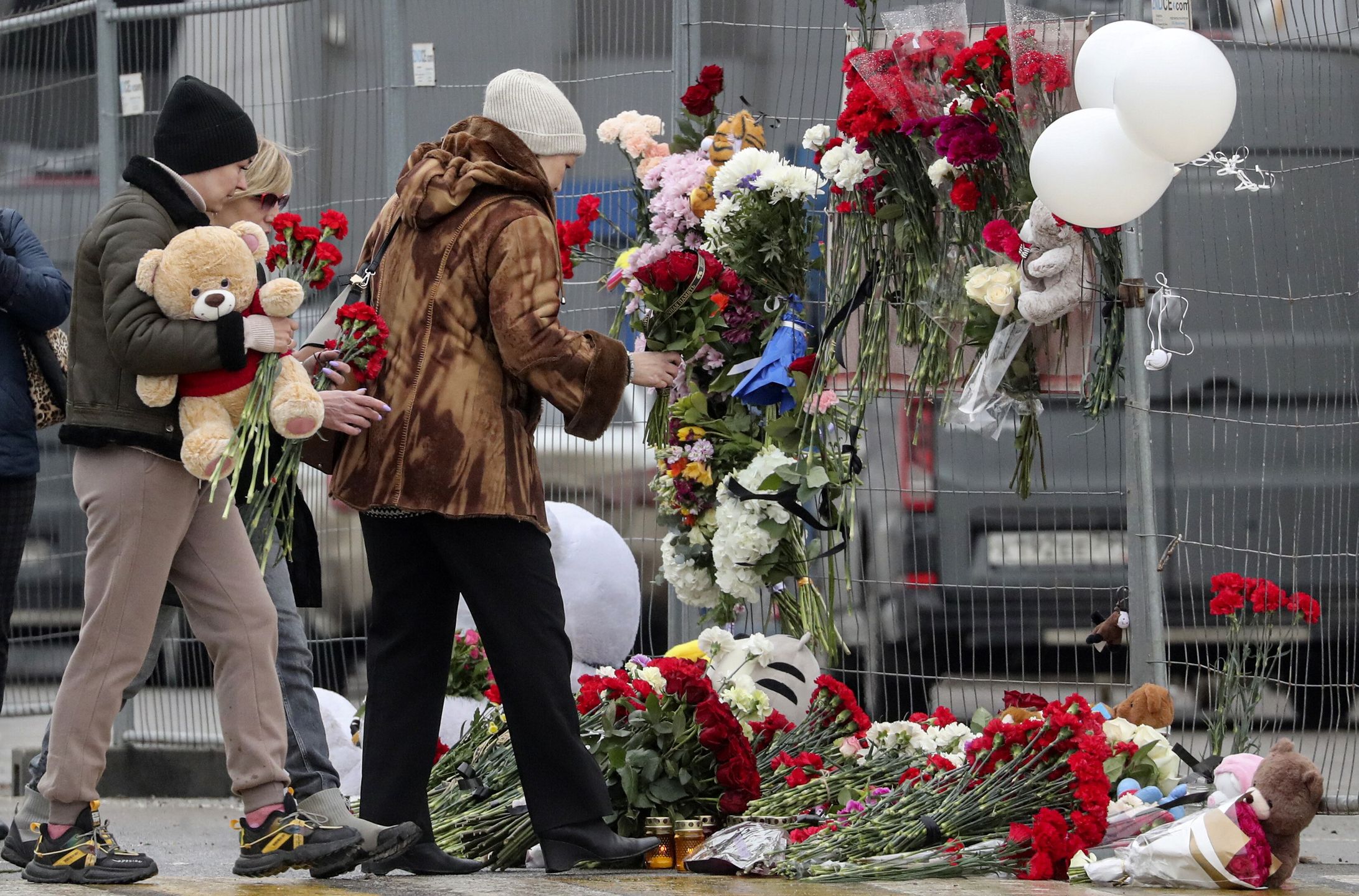People mourn and bring flowers to the Crocus City Hall concert venue following a terrorist attack in Krasnogorsk, outside Moscow, Russia, 23 March 2024. On 22 March evening, a group of up to five gunmen attacked the Crocus City Hall in the Moscow region, Russian emergency services said. At least 115 people were killed and more than 100 others were hospitalized, the Investigative Committee confirmed. The head of the Russian FSB, Alexander Bortnikov, reported to Russian President Vladimir Putin on 23 March on the arrest of 11 people, including all four terrorists directly involved in the terrorist attack. EPA/MAXIM SHIPENKOV Dostawca: PAP/EPA.