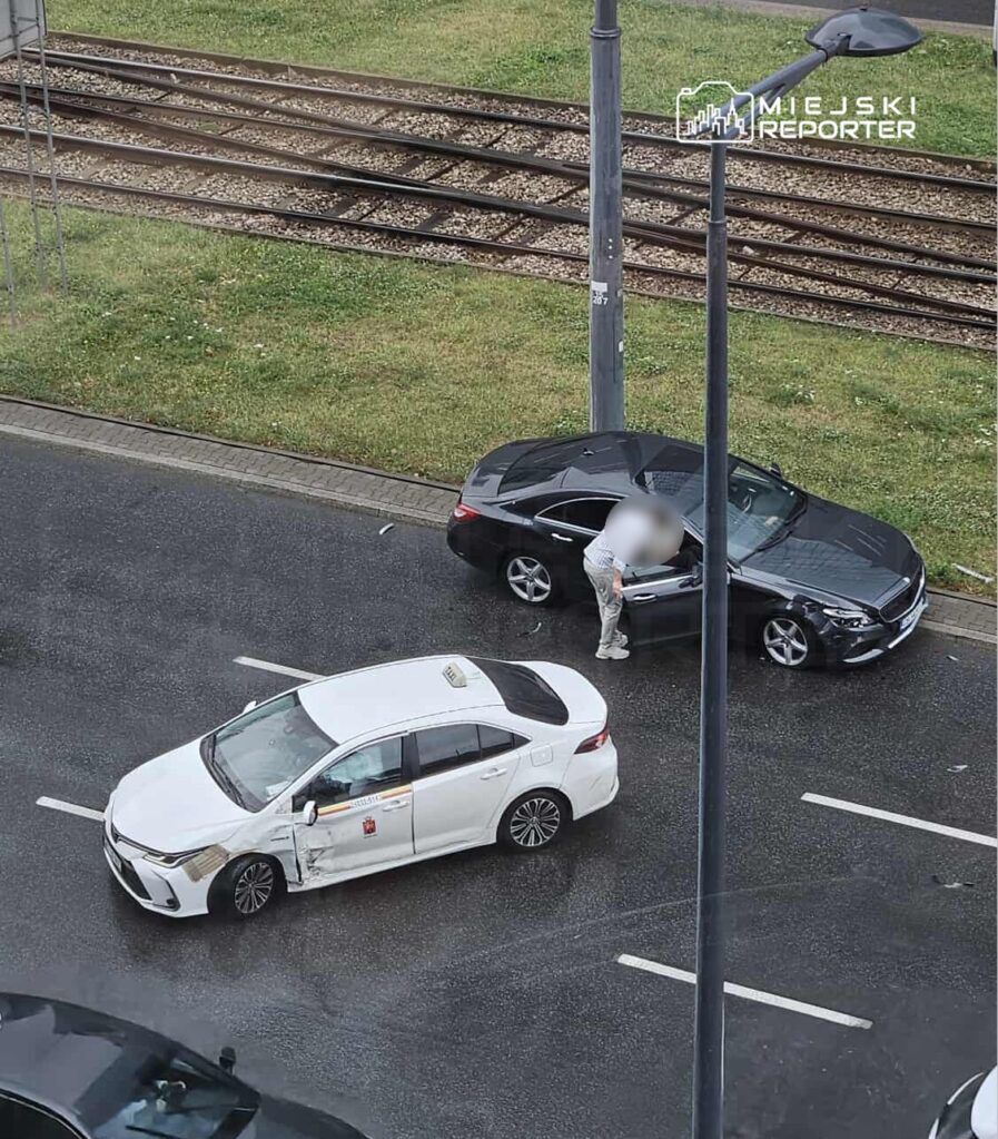 Zderzenie dwóch aut na Woli. Trzy pasy były zablokowane