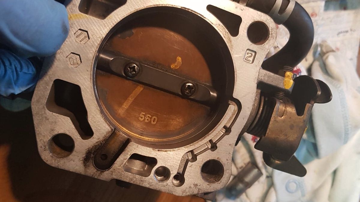 Przepustnica powietrza to element, który od czasu do czasu wymaga czyszczenia.