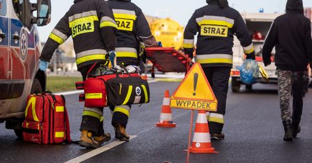 Podlaskie. Wypadek na wjeździe do Białegostoku. Dwie osoby zakleszczone w aucie