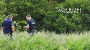 Zwłoki mężczyzny w rzece pod Warszawą. Na miejscu pracuje policja pod nadzorem prokuratora