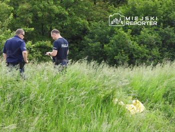 Zwłoki mężczyzny w rzece pod Warszawą. Na miejscu pracuje policja pod nadzorem prokuratora