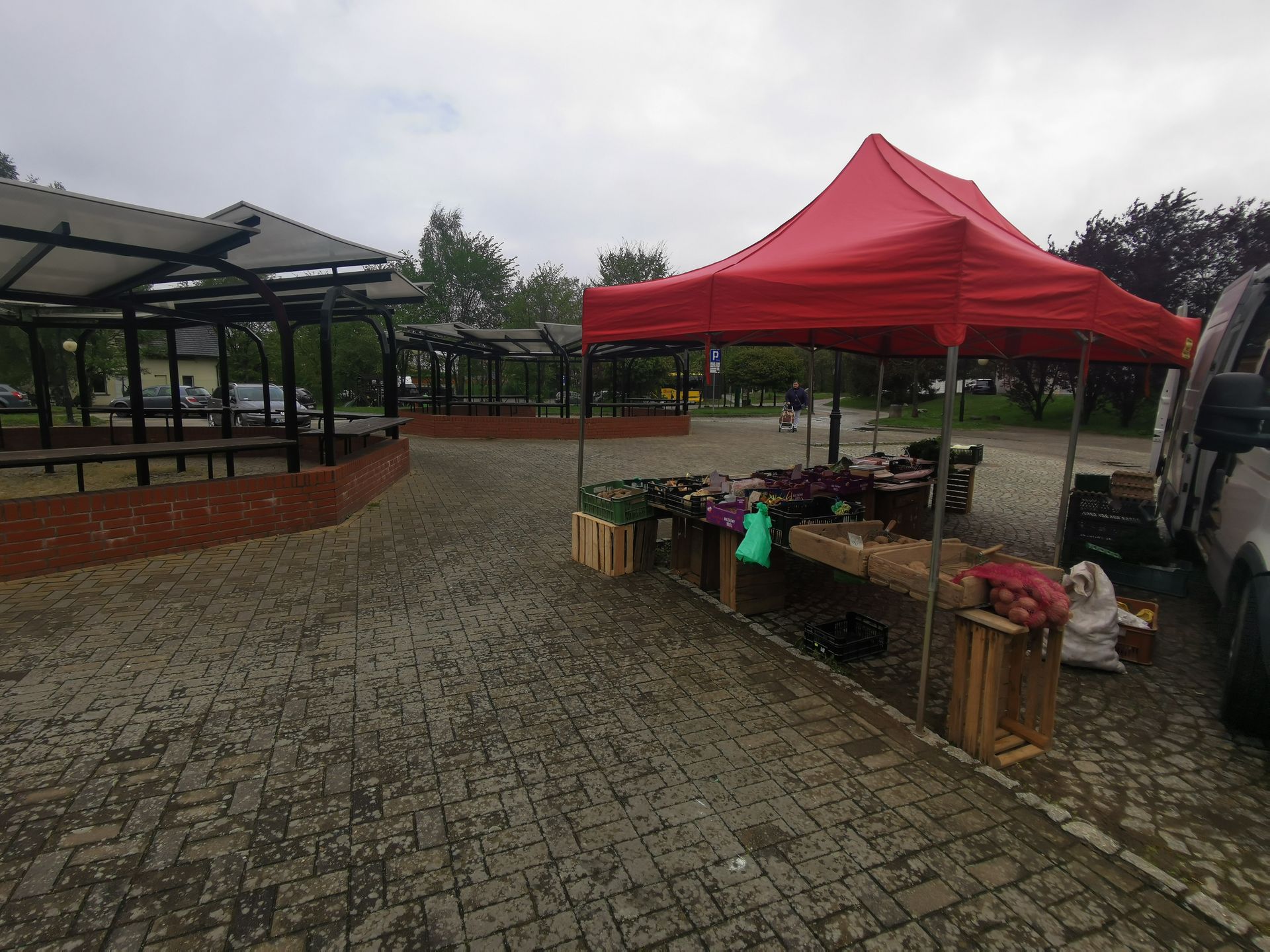 W sobotni poranek targowisko świeci pustkami