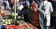 Słoneczny wtorek na targowisku w Koszalinie. Piękna pogoda przyciągnęła tłumy