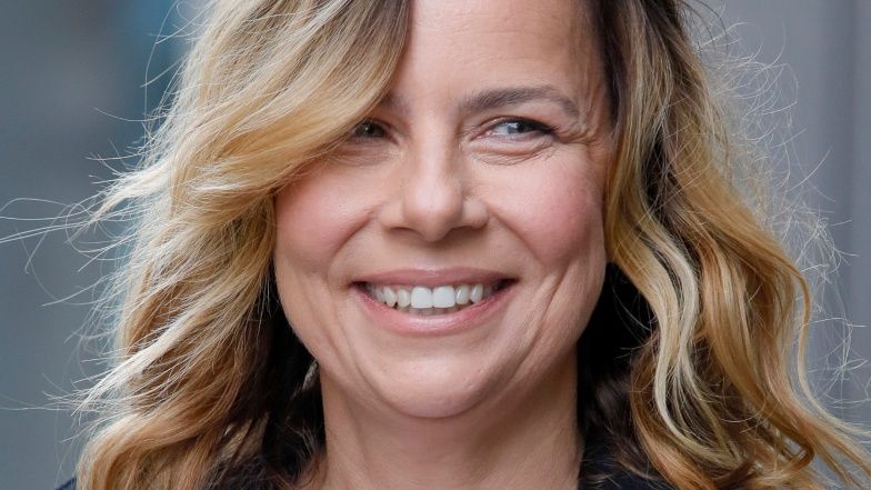 Uśmiechnięta Agata Kulesza rozdaje autografy przed studio "Dzień dobry TVN"