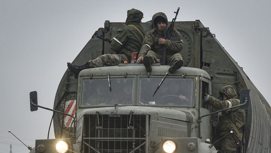 epa09784377 Russian troops move towards Ukraine on the road near Armiansk, Crimea, 25 February 2022. Russian troops entered Ukraine on 24 February prompting the country's president to declare martial law and triggering a series of announcements by Western countries to impose severe economic sanctions on Russia.  EPA/STRINGER Dostawca: PAP/EPA.