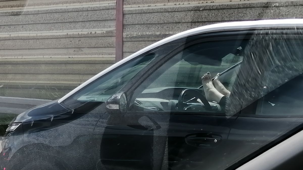 Trzymanie nóg na desce rozdzielczej to ogromne zagrożenie