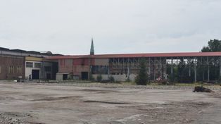 Rybnik: Niebezpieczne zachowanie nastolatków. Trzech chłopców wspięło się na dach nieczynnej fabryki. Musieli zdejmować ich strażacy