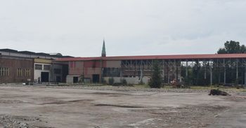 Rybnik: Niebezpieczne zachowanie nastolatków. Trzech chłopców wspięło się na dach nieczynnej fabryki. Musieli zdejmować ich strażacy