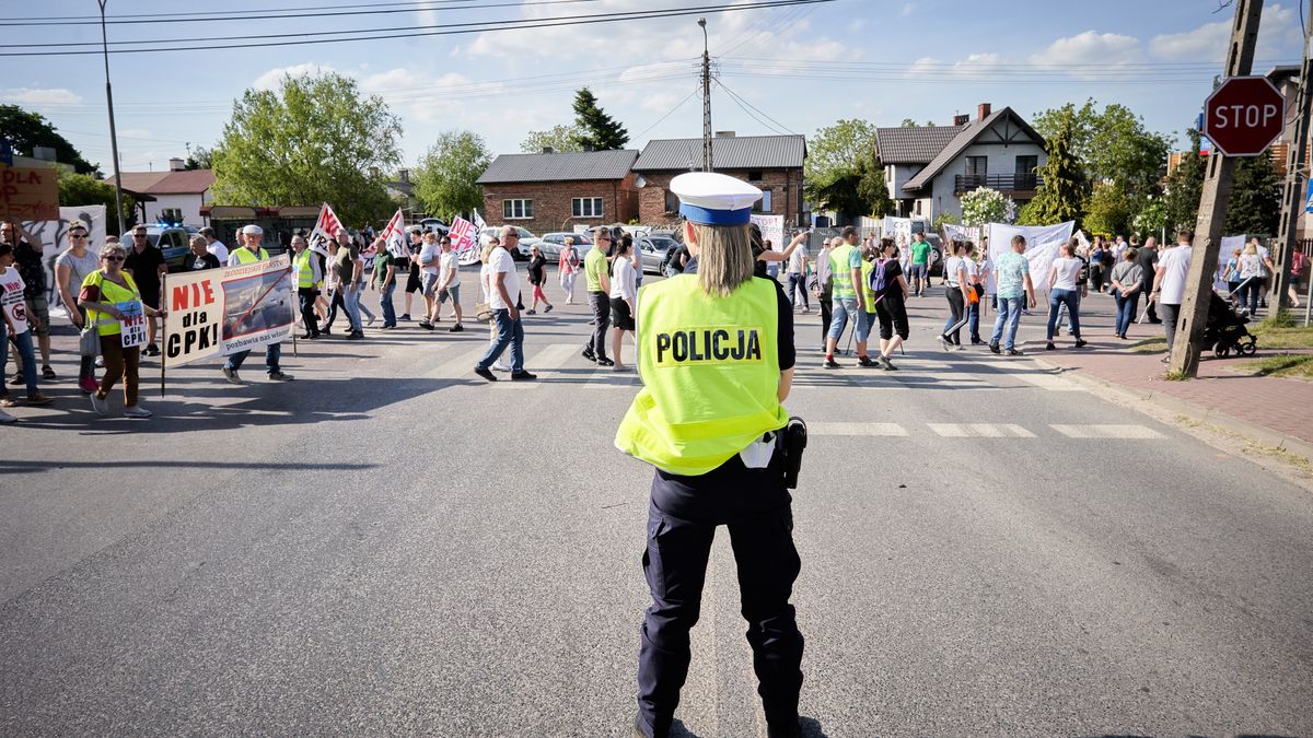 20.05.2022 Mileszki , protest , blokada mieszkancow Mileszek przeciw budowie linii szybkiej kolei .
fot. Marcin Stepien / Agencja Wyborcza.pl
Fot. Marcin Stepien / Agencja Wyborcza.pl
szybka kolej, CPK, KDP