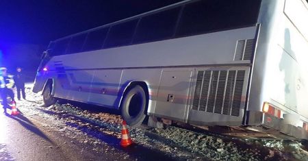 Chwila grozy na Podhalu. Autobus z dziećmi zsunął się do rowu