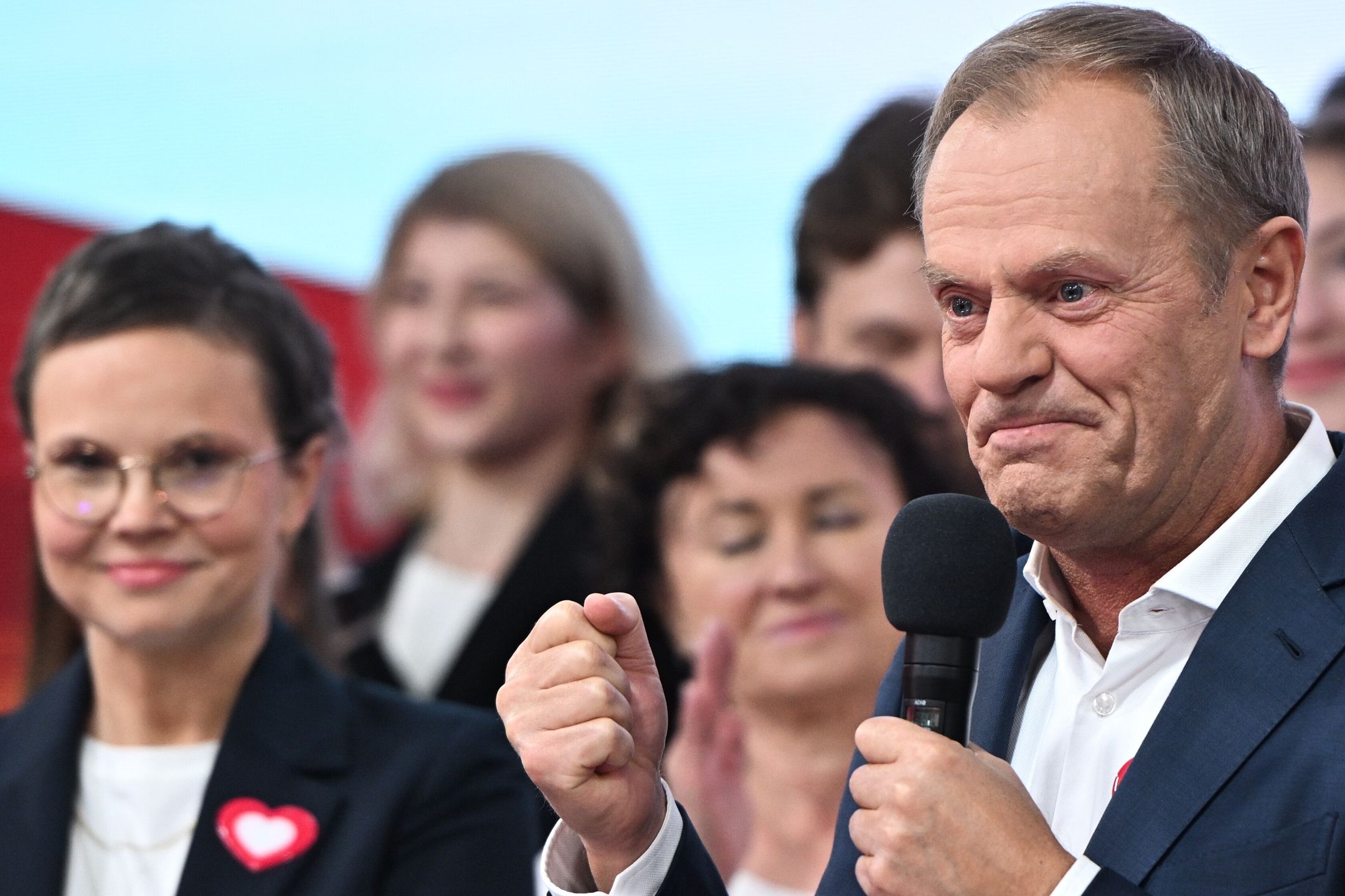 Warszawa, 15.10.2023. Wybory parlamentarne 2023. Przewodniczący Platformy Obywatelskiej Donald Tusk (P) i szefowa sztabu wyborczego KO Wioletta Paprocka-Ślusarska (L) w sztabie wyborczym KO w Muzeum Etnograficznym w Warszawie, 15 bm. Zakończyły się wybory parlamentarne. PiS wygrało niedzielne wybory do Sejmu z wynikiem 36,8 proc. (aldg) PAP/Radek Pietruszka