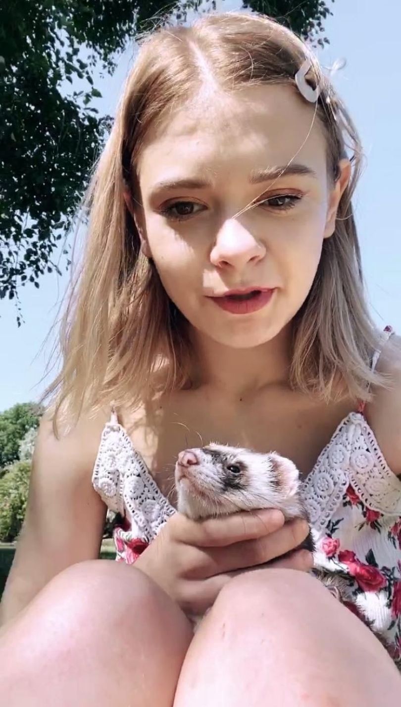 Julia Wróblewska wybrała się do parku z fretkami