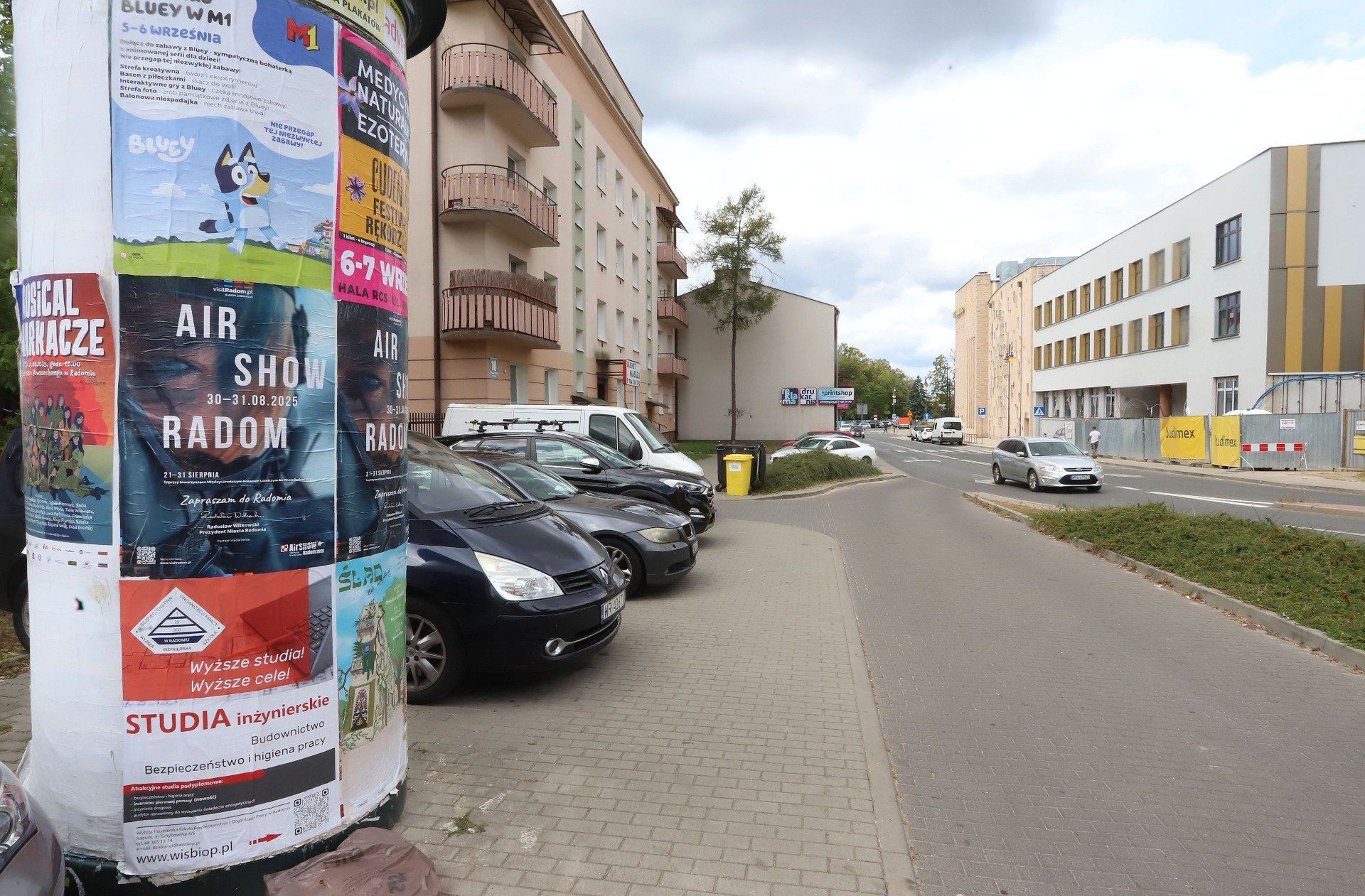 Na słupach ogłoszeniowych naklejono plakaty informujące o wydarzeniu