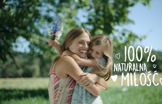 Naturalny i piękny, choć nie idealny świat w reklamie Almette (wideo)