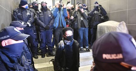 Strajk Kobiet. Sąd skazał fotoreporterkę "GW" za naruszenie nietykalności cielesnej policjanta