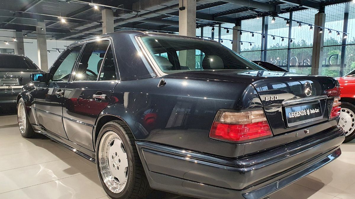 Niby zwykły "baleron", ale i tak wyróżnia się na tle innych mercedesów.