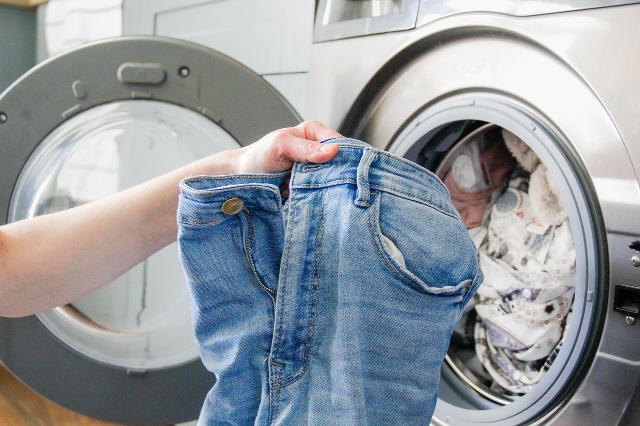 Poznaj rekomendacje, jak często należy prać jeansy i pozostałe elementy garderoby