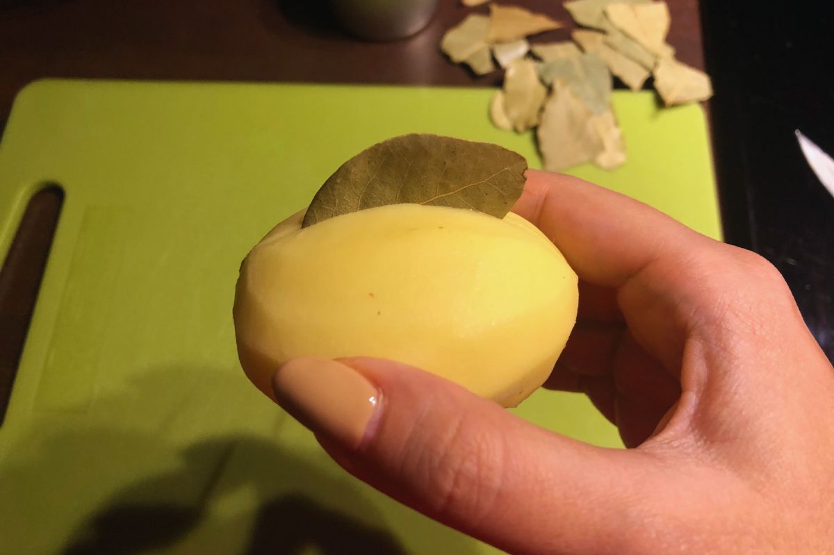 Mom slices potatoes, adds a bay leaf, and bakes them: surprising result
