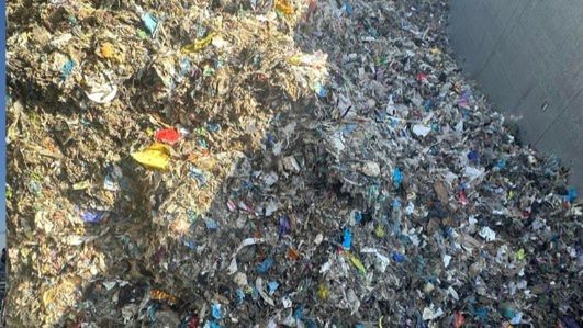 24 tony "kamieni" okazały się zmielonym plastikiem. Dolnośląska KAS zatrzymała kolejną mafię śmieciową na S8