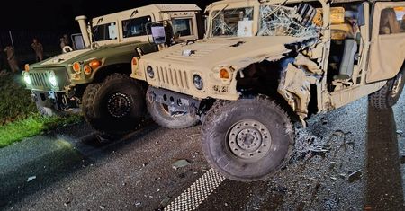 Wypadek na A2. Bus zderzył się z kolumną wojskową