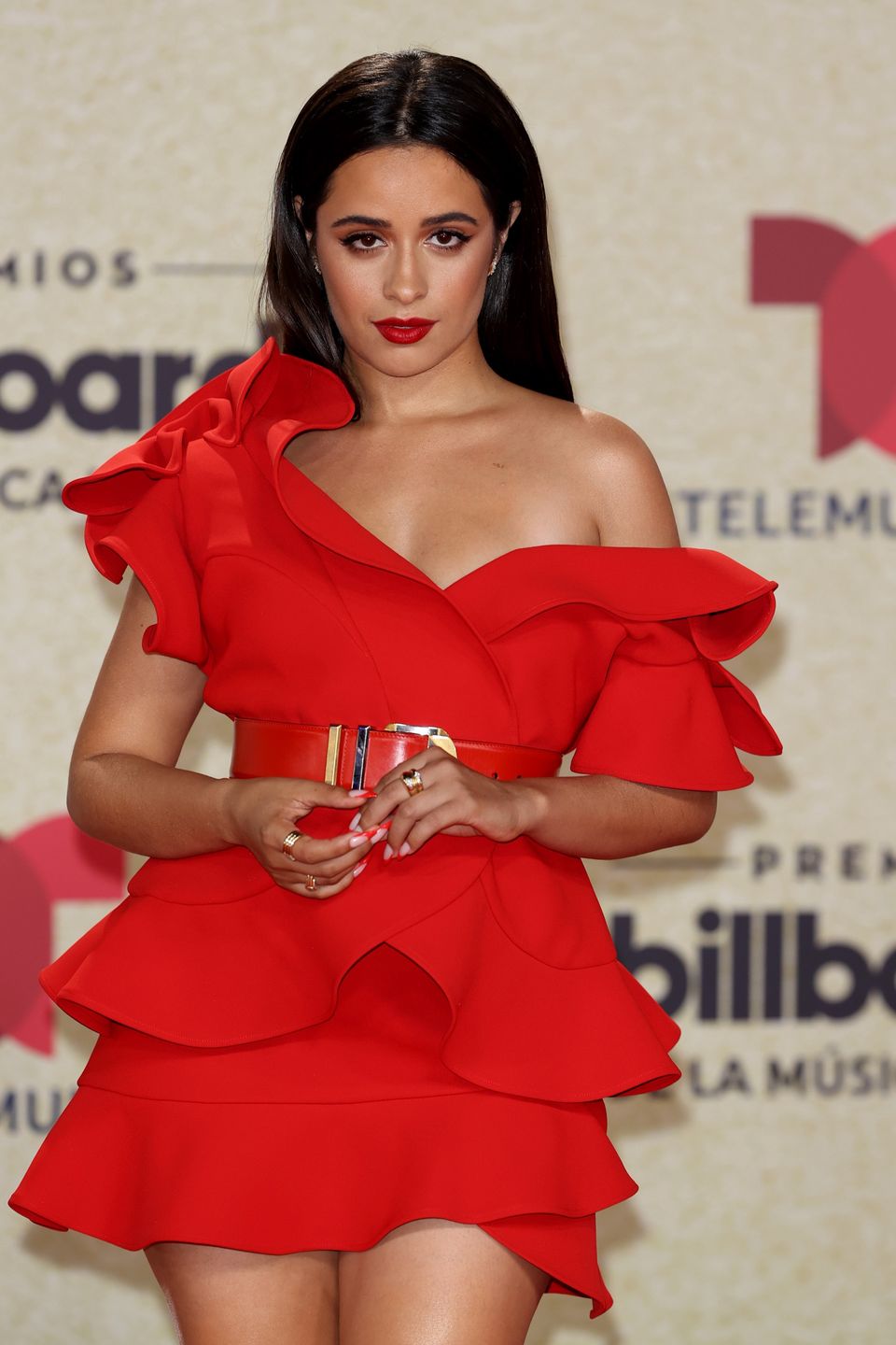 Camila Cabello prezentuje nogi na czerwonym dywanie