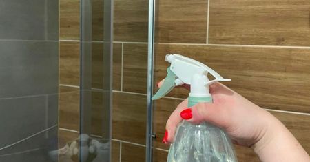 Spryskałam kabinę tym specyfikiem, a kamień przestał się na niej osadzać!
