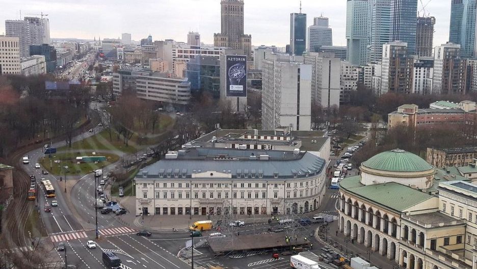 Warszawa. Na placu Bankowy trwa budowa sceny na imprezę sylwestrową