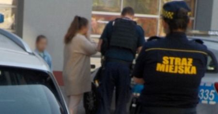 Przechodnie zauważyli roztrzęsioną dziewczynkę. Natychmiast wezwali służby