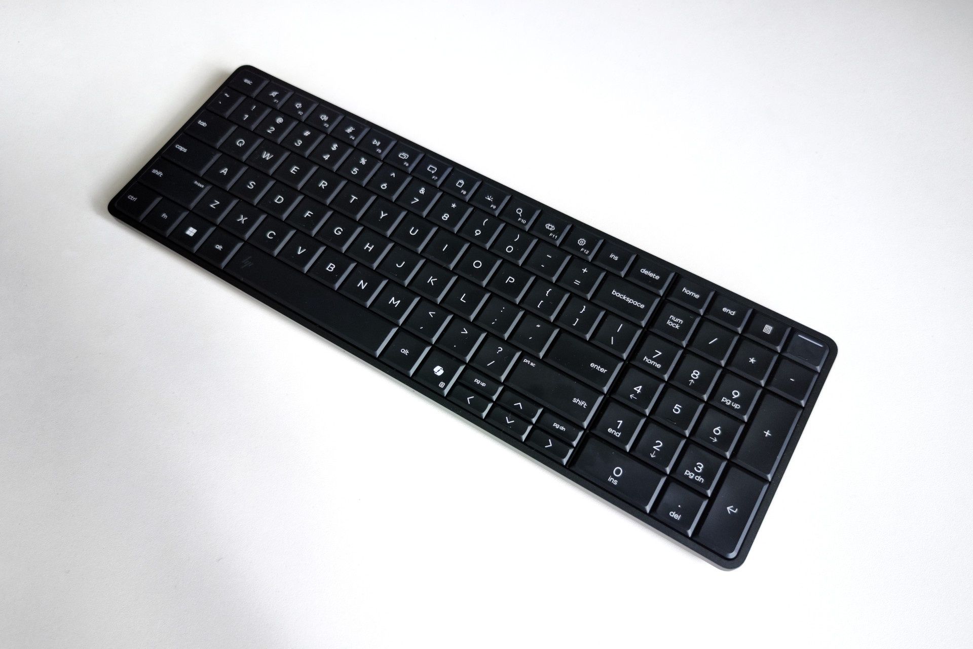 HP EliteBoard G1a ma wielkość niedużej klawiatury