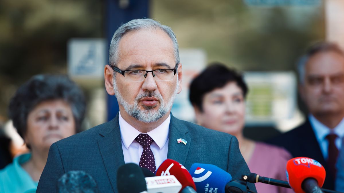 Puławy, 28.07.2022. Koronawirus w Polsce. Minister Zdrowia Adam Niedzielski (C) podczas briefingu prasowego przed Samodzielnym Publicznym Zakładem Opieki Zdrowotnej w Puławach, 28 bm. Konferencja dotyczyła bieżącej sytuacji epidemicznej oraz dofinansowania i doposażenia szpitalnych oddziałów zakaźnych w całym kraju. (amb) PAP/Bartłomiej Wójtowicz