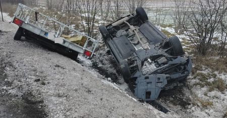 Kia z przyczepką w rowie, opel wymusił pierwszeństwo. Dwie kolizje w piątek