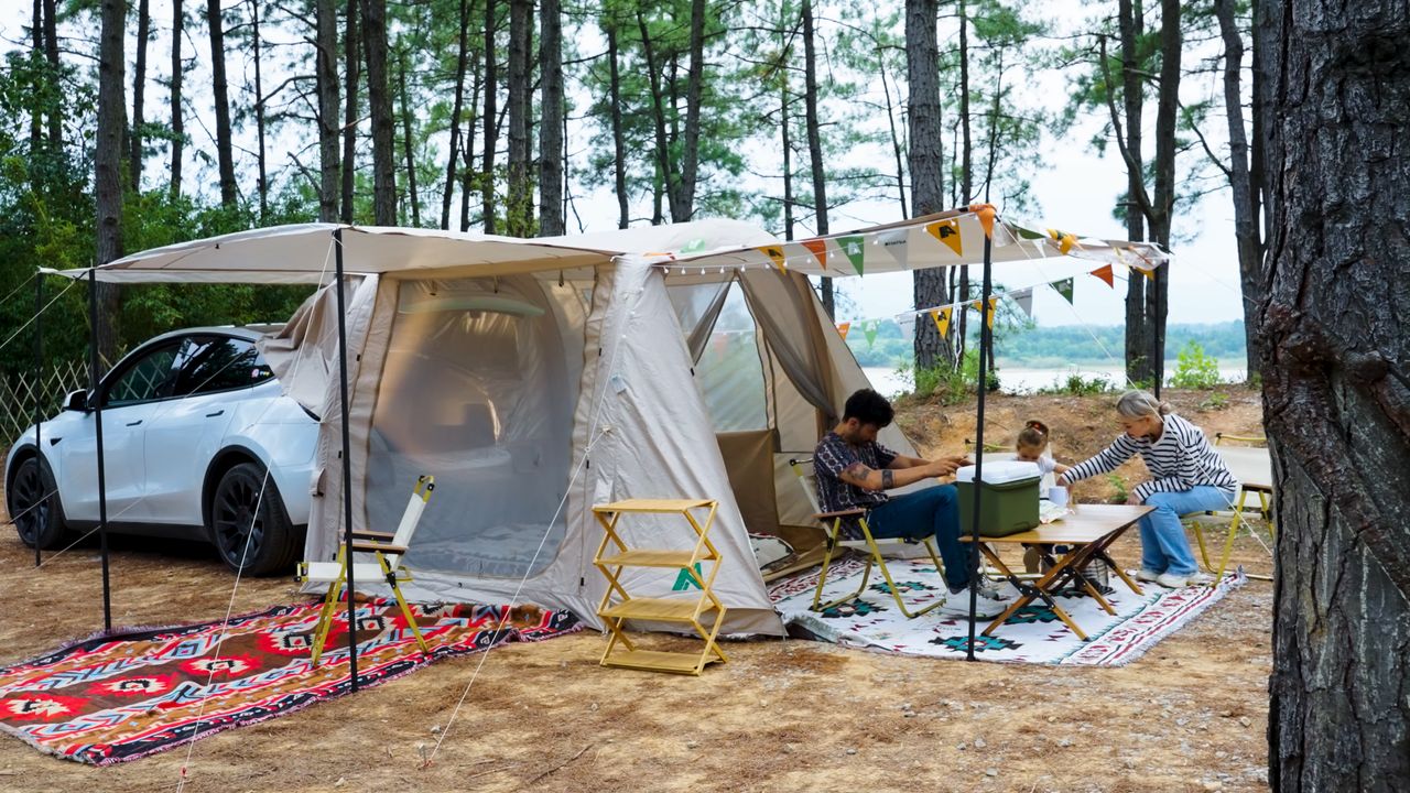 Zmień swoją teslę w… namiot. Projekt robi furorę na Kickstarterze