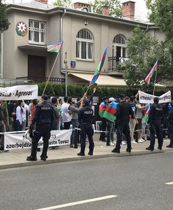 Warszawa. Protest przed ambasadą Azerbejdżanu. Na miejscu policja