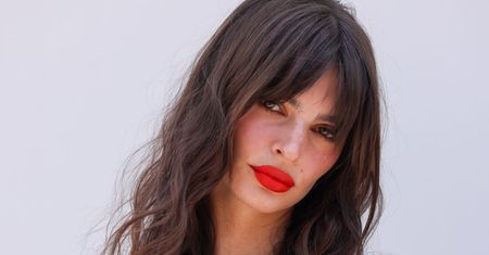 Emily Ratajkowski odsłoniła nogi i dekolt. Fani wypatrzyli w jej urodzie pewien mankament
