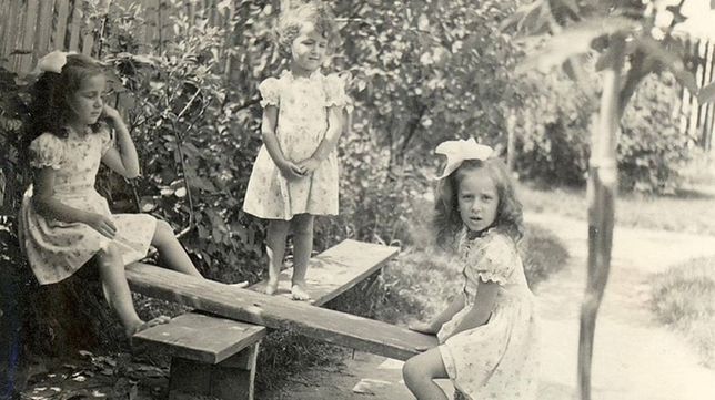 Trzy dziewczynki na samodzielnie urządzonej huśtawce. Beztroska, dziecięca radość, zabawa, ale poważne twarze - nieczęsto wtedy patrzyło się w obiektyw aparatu fotograficznego. Szczęśliwa chwila. Może jedna z ostatnich?