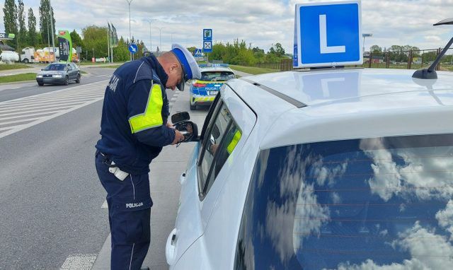 Fot. Licencjodawca. Instruktor nauki jazdy ciężarówką bez uprawnień 