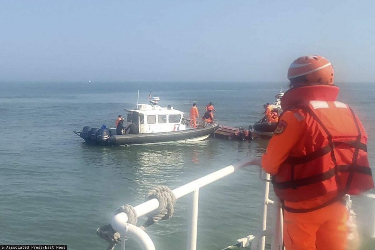  Tajwańska straż przybrzeżna dokonuje inspekcji statku, który wywrócił się podczas pościgu u wybrzeży archipelagu Kinmen