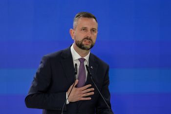 "W czyim interesie kłamiecie?". Szef MON przedstawił kalendarz spotkań