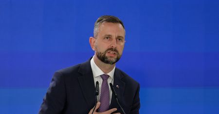 "W czyim interesie kłamiecie?". Szef MON przedstawił kalendarz spotkań