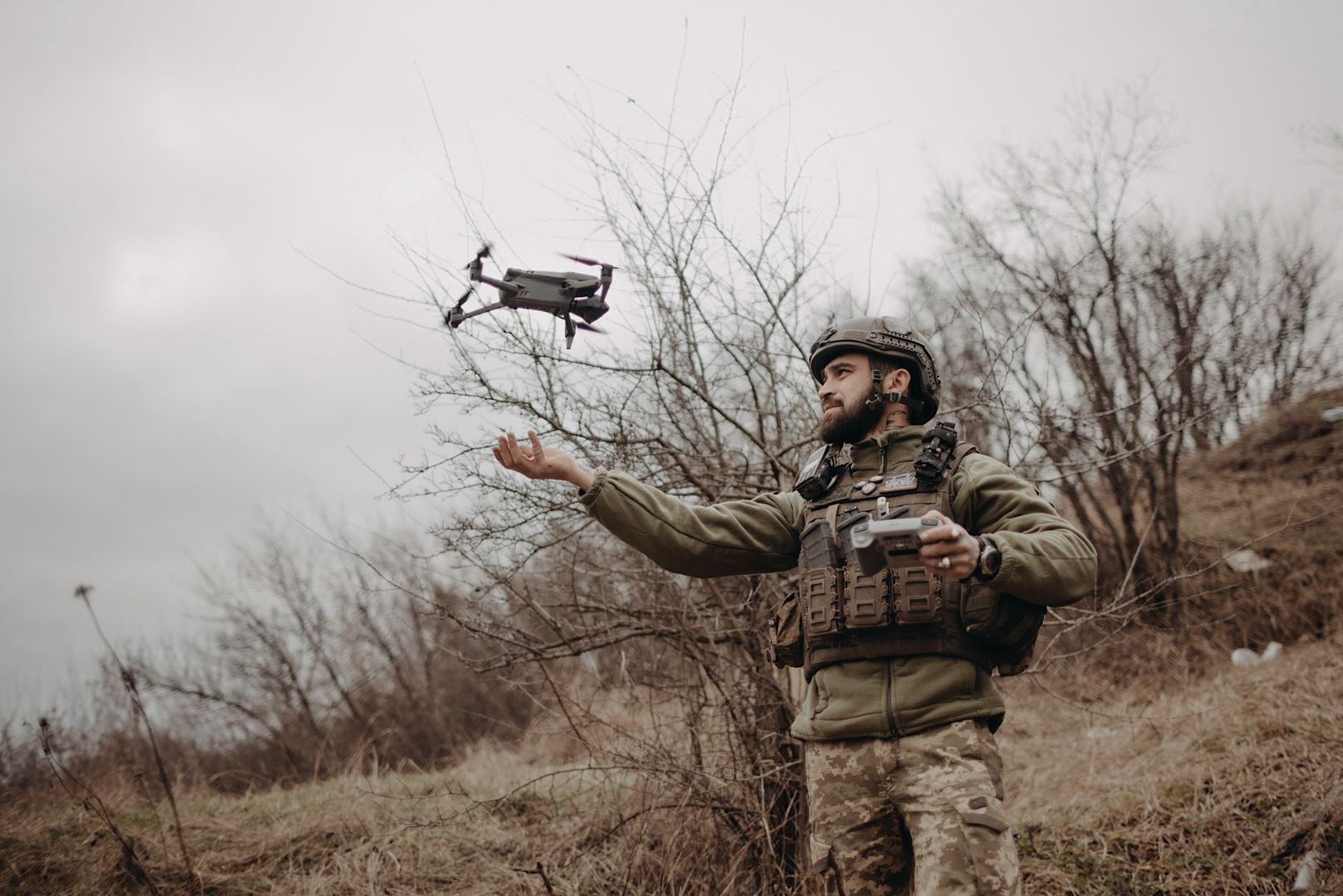 Rosja ma niewyczerpalne zapasy dronów. Żołnierze coraz częściej przesuwają się na piechotę, ponieważ sprzęt opancerzony jest bardzo widoczny. - Teraz problemem jest nie przebywanie na pozycji, ale dotarcie do niej i powrót - mówi "Antyfryz"