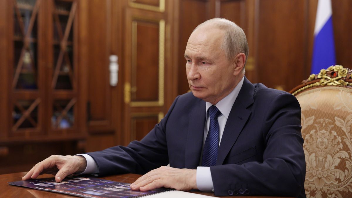 Russian President Putin meets Presidential Envoy to Far Eastern Federal District Trutnev
epa13153864 Russian President Vladimir Putin meets with Deputy Prime Minister - Presidential Envoy to the Far Eastern Federal District Trutnev during a meeting at the Kremlin in Moscow, Russia, 06 August 2026.  EPA/ALEXANDER KAZAKOV/SPUTNIK/KREMLIN / POOL MANDATORY CREDIT 
Dostawca: PAP/EPA.
ALEXANDER KAZAKOV/SPUTNIK/KREMLIN / POOL
putin, meeting, kremlin