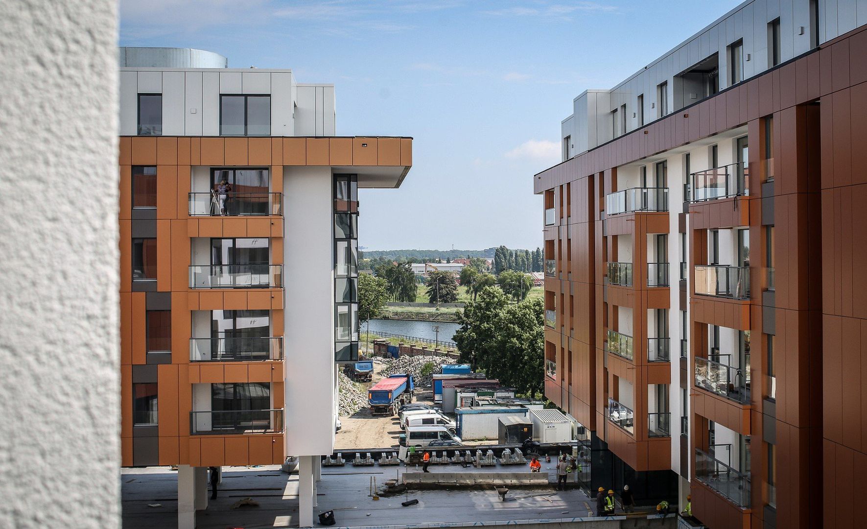 Czerwiec przyniósł wyraźne ochłodzenie na rynku pierwotnym – sprzedaż nowych mieszkań spadła o niemal 9 proc. w porównaniu z majem, a ceny w większości przypadków pozostały stabilne.